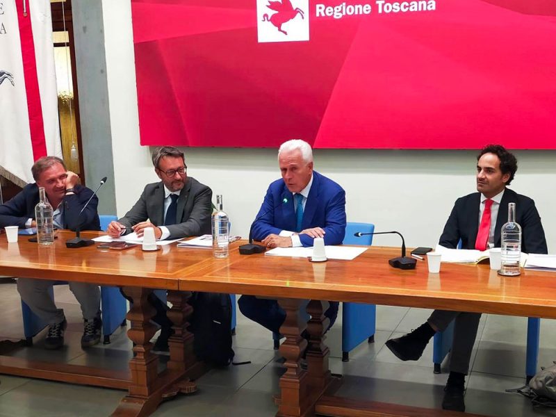 Da-sinistra-gli-assessori-Marras-e-Lenzi,-il-presidente-della-Regione-Toscana-Giani-e-il-consigliere-Fabiani-com1si