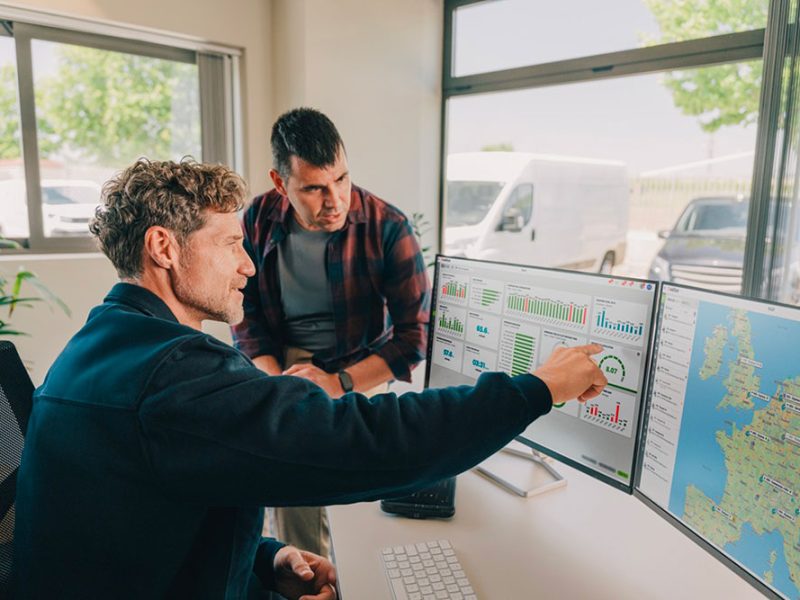 Davanti-al-pannello-di-controllo-per-la-gestione-della-flotta-com1