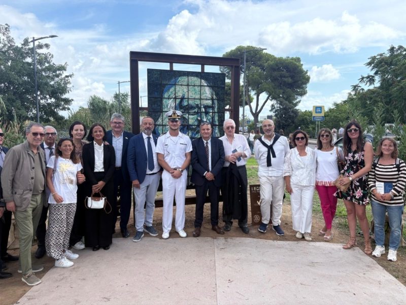 Dedicata a Leonardo l’opera realizzata da studenti e prof nell’area portuale di Piombino com1