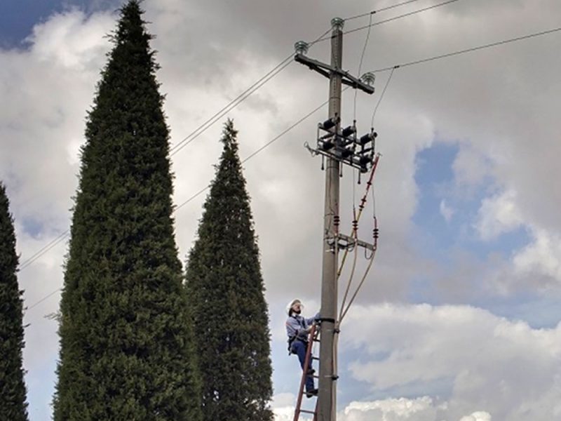 E-Distribuzione-tecnici-al-lavoro-sulle-linee-elettricbe-com2