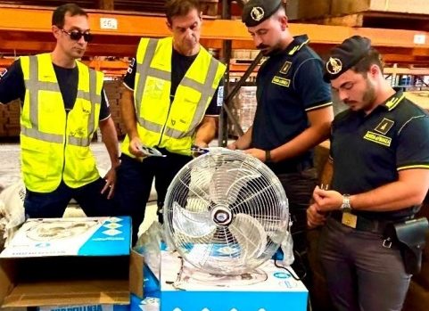 Finanza e Dogane sequestrano 3mila ventilatori irregolari nel porto di Genova Pra com1si