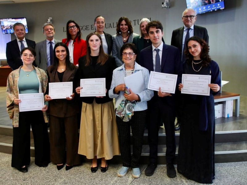Foto di gruppo per le persone premiate in occasione del Premo Tindari Baglione
