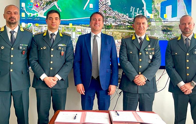 Gioia-Tauro-la-firma-dell-accordo-Authority-Gdf-per-i-droni–foto-di-gruppo-al-centro-il-presidente-authority-Paolo-Piacenza-com1