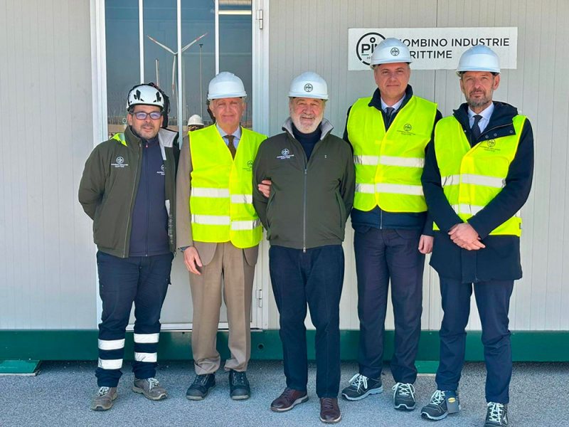 Giovanni-Laviosa-secondo-da-sinistra-accanto-a-Nereo-Marcucci-presidente-di-Pim-dirante-la-visita-a-Piombino-Industrie-Marittime-com1