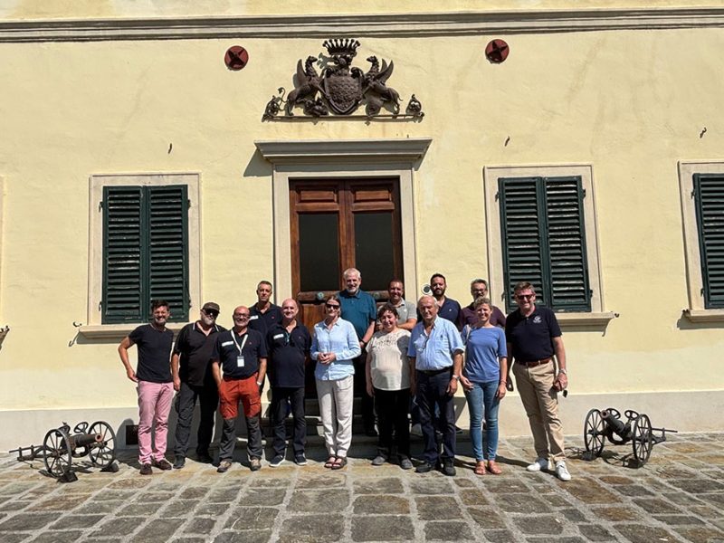 Gli-ispettori-Unesco-davanti-al-museo-della-Geotermia-com1