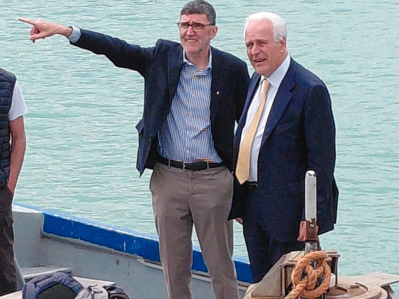 HOMEPAGE-Il-presidente-dell’Authority-livorneese-Davide-Gariglio-e-il-presidente-della-Regione-Toscana-Eugenio-Giani-durante-una-visita-in-porto-a-Livorno-zm