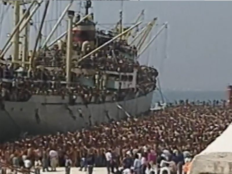 I 20mila migranti giunti a Bari dopo la fuga dall’Albania nell’agosto 1991