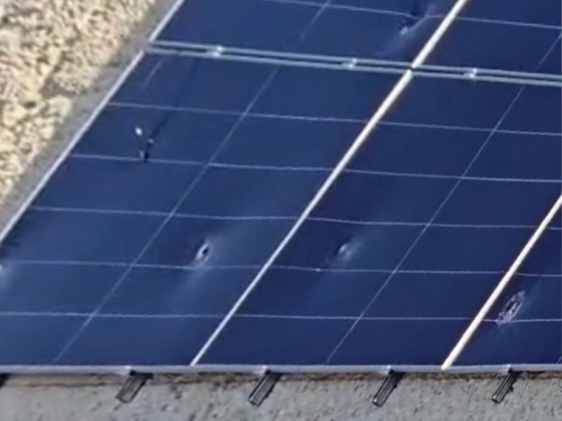 I-danni-ai-pannelli-fotovoltaici-in-costruzione-nel-porto-di-Brindisi