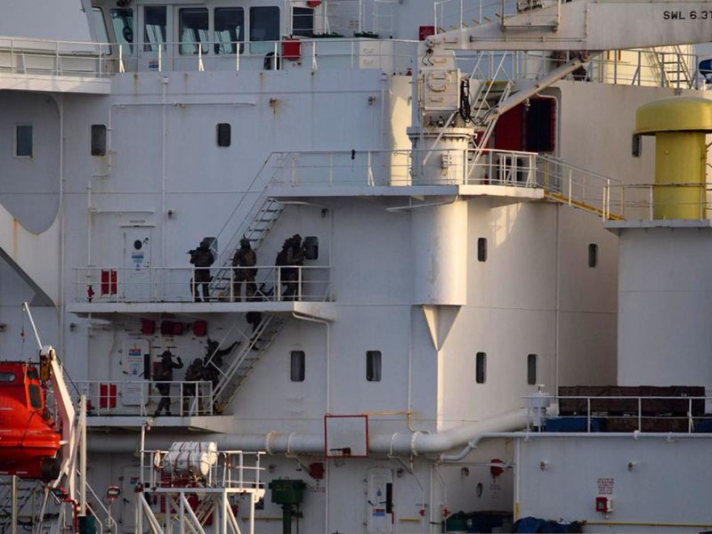 Il-blitz-delle-forze-militari-dell’Operazione-Ue-a-bordo-della-nave-accusata-di-appartenere-alla-flotta-ombra-russa
