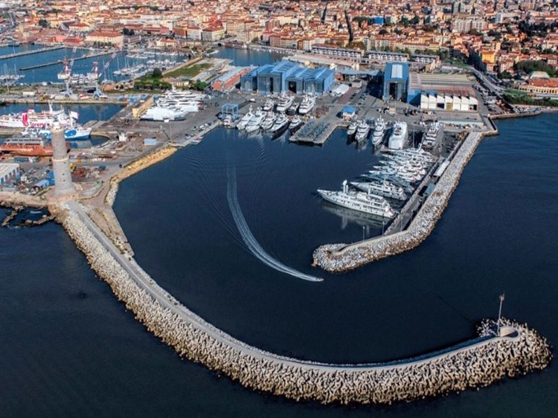 Il-cantiere-Benetti-a-Livorno-visto-dal-mare-in-una-immagine-dall’alto