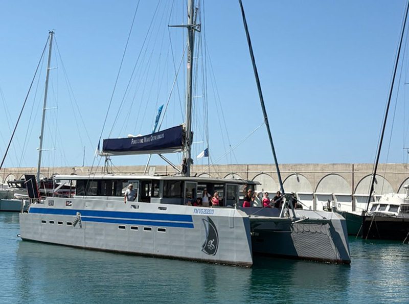 Il-catamarano-Elianto-nel-porto-di-Marina-Cala-de-Medici-com1_orizz