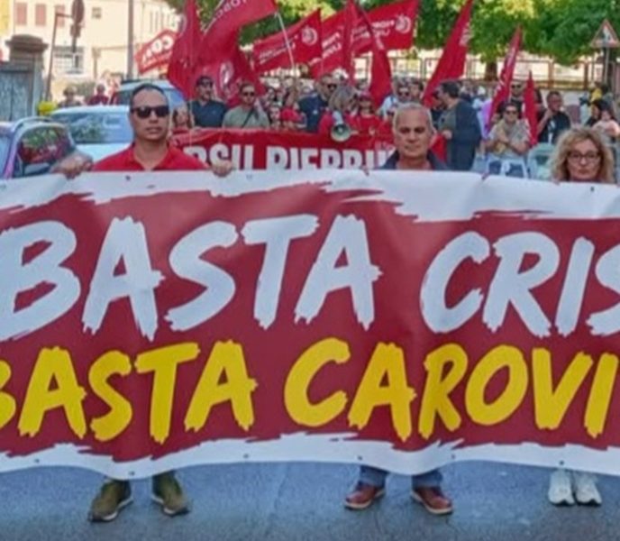 Il corteo cittadino organizzato dalla Cgil a Livorno contro crisi e carovita