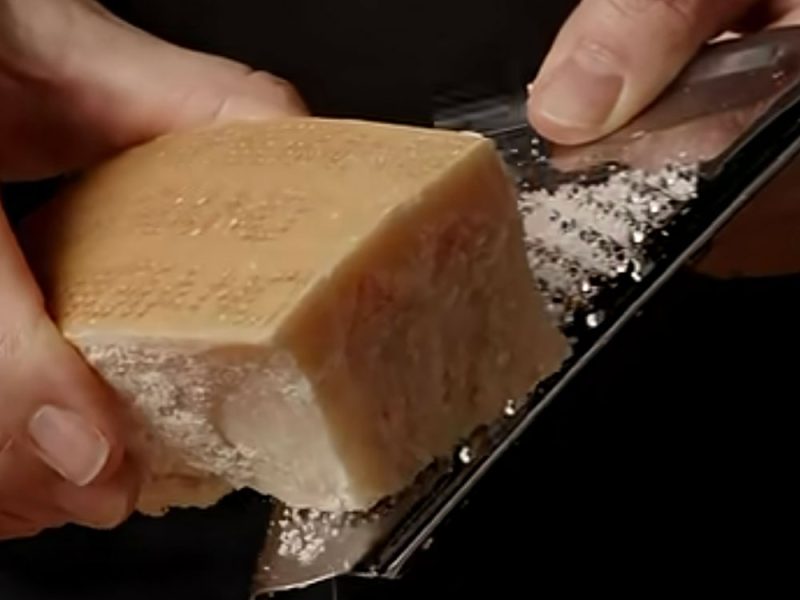 Il-formaggio-Parmigiano-Reggiano-e–uno-dei-pr-odotti-agroalimentari-italiani-piu–noti-1y