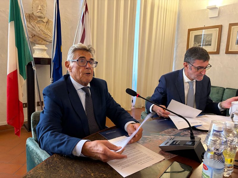 Il-presidente-di-Assoporti-Roberto-Petri-e-a-destra-il-presidente-dell’Authority-livornese-Davide-Gariglio-com1