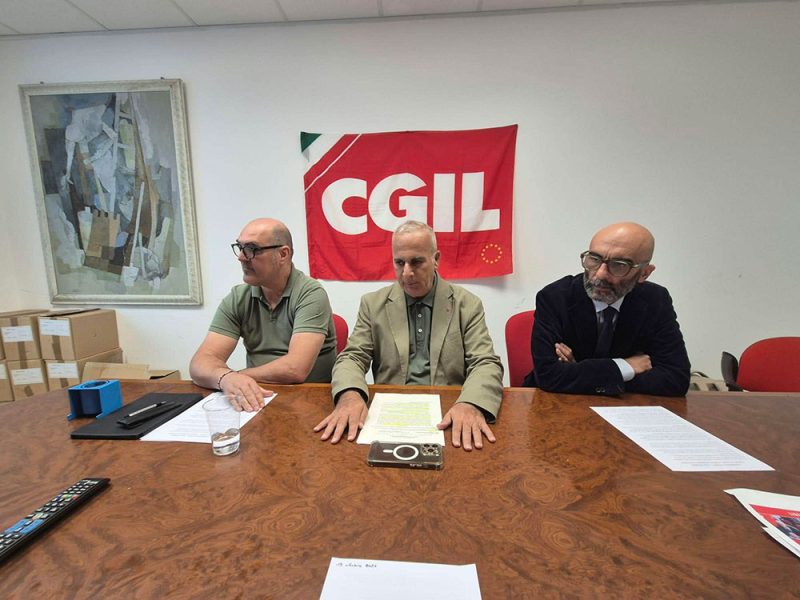 Il-segretario-Cgil-livornese,-Gianfranco-Francese,-fra-Giancarlo-Pallini-(responsabile-coordinamento-sicurezza-Cgil-Livorno)-e-Andrea-Ronchi-(avvocato-Cgil-Livorno)