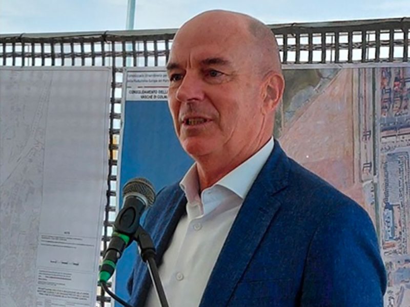 Il-sindaco-di-Livorno-Luca-Salvetti-alla-posa-della-prima-pietra-della-nuova-diga-del-porto-di-Livorno-mz