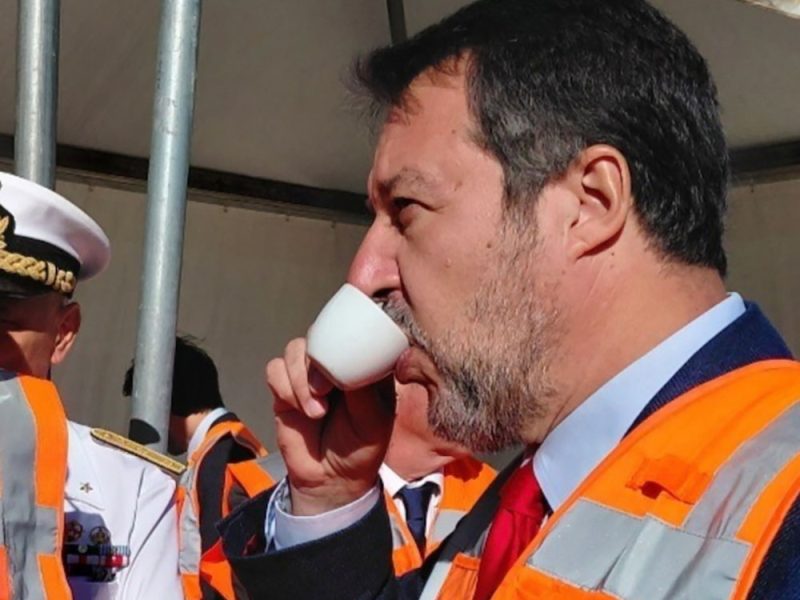 Il-vicepremier-Matteo-Salvini-durante-una-pausa-inn-occasione-di-un-sopralluogo-nel-porto-di-Livorno-nell’ottobre-dello-scorso-anno