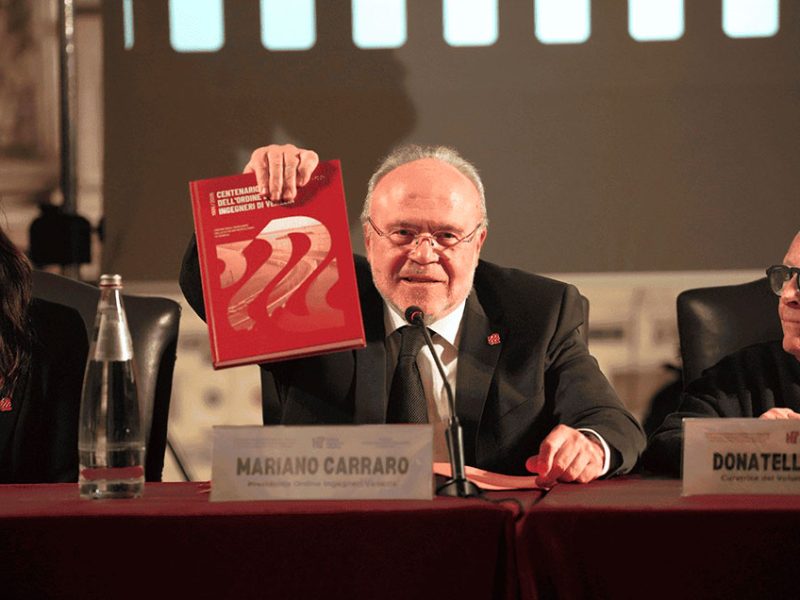 Ing.-Mariano-Carraro-mostra-il-libro-del-Centenario