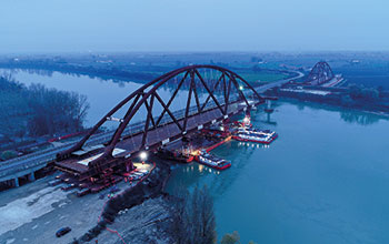 Installazione-prima-sezione-Ponte-di-San-Benedetto-Po