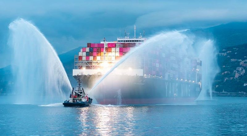 L-entrata-della-Ym-Willpower-al-Terminal-Psa-G-enova-Pra’-con-il-saluto-dei-rimorchiatori