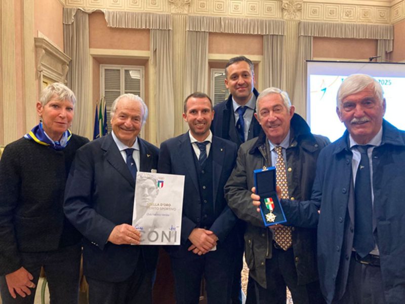 La-cerimonia-a-Licca-per-la-consegna-della-stella-d-oro-al-Club-Nautico-Versilia-com1
