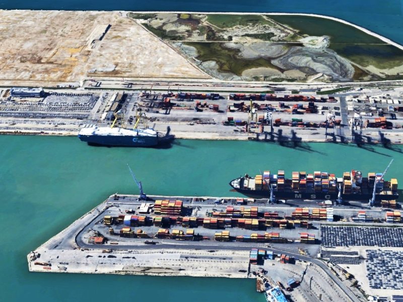La (futura) Darsena Europa in alto e, più in basso, l’attuale Darsena Toscana 11eg21