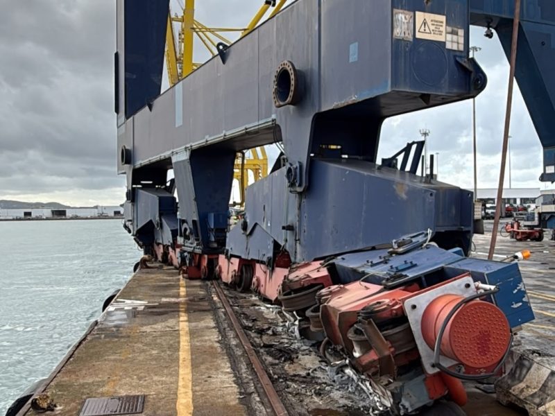La gru Paceco n. 9 uscita dai binari nel terminal Darsena Toscana a Livorno