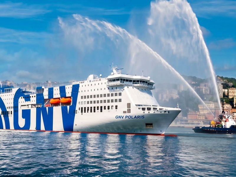 La-nave-Gnv-Polaris-accolta-a-Genova-com1