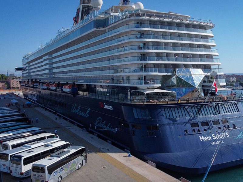 La-nave-da-crociera-Mein-Schiff-5-a-Taranto-si1