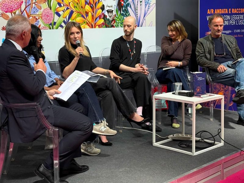 La-presentazione-dellantologia-promossa-dalle-Fs-al-Salone-internazionale-del-libro-a-Torino-com1