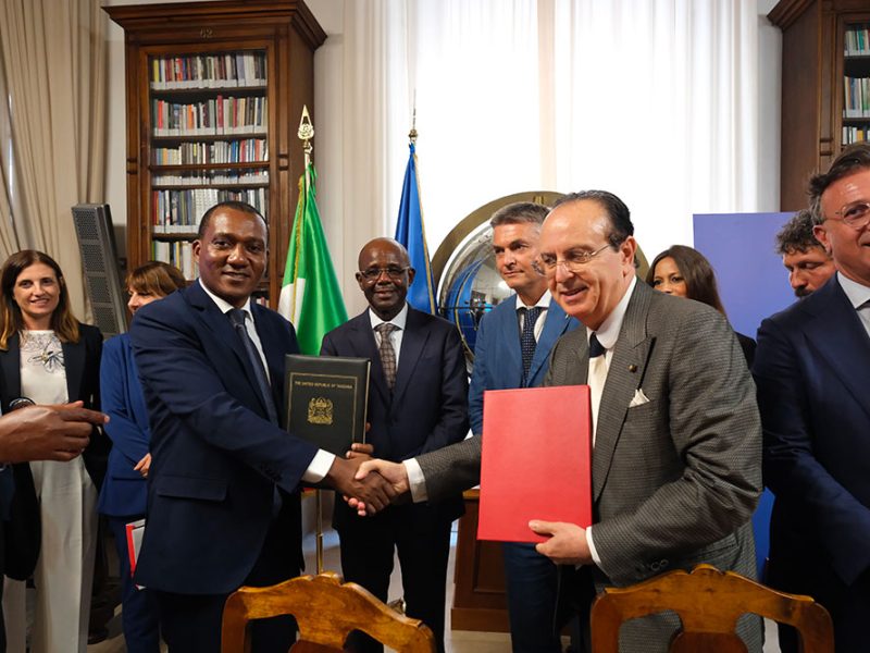 La-stretta-di-mano-in-occasione-dell’intesa-fra-Fs-Engineering-e-ferrovie-della-Tanzania