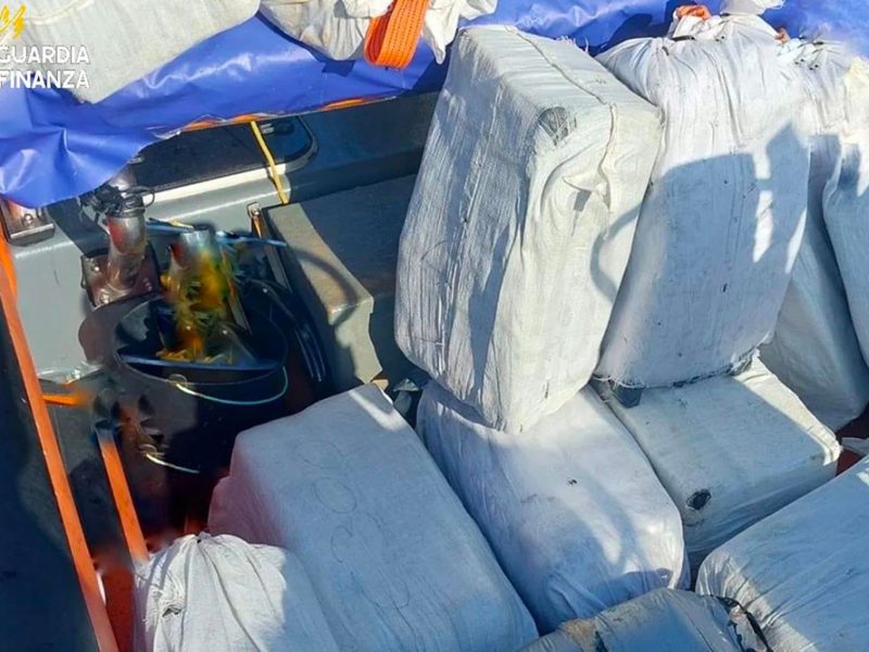 L’altra-meta-delle-tonnellate-di–cocaina-trovate-a-galleggiare-in–mezzo-all’Oceano-Atlantico-dopo–l’operazione-abti-droga-com2