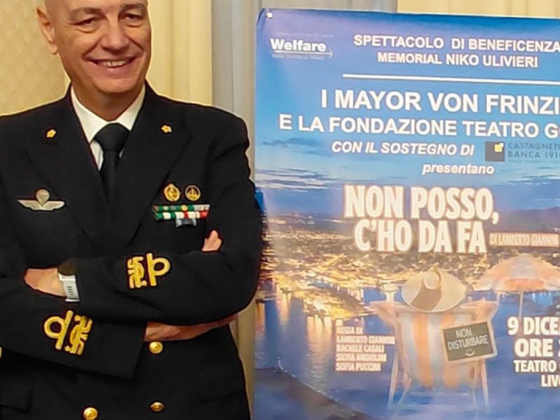 L’ammiraglio-Canu-accanto-alla-locandina-del-Memorial-Niko-Ulivieri