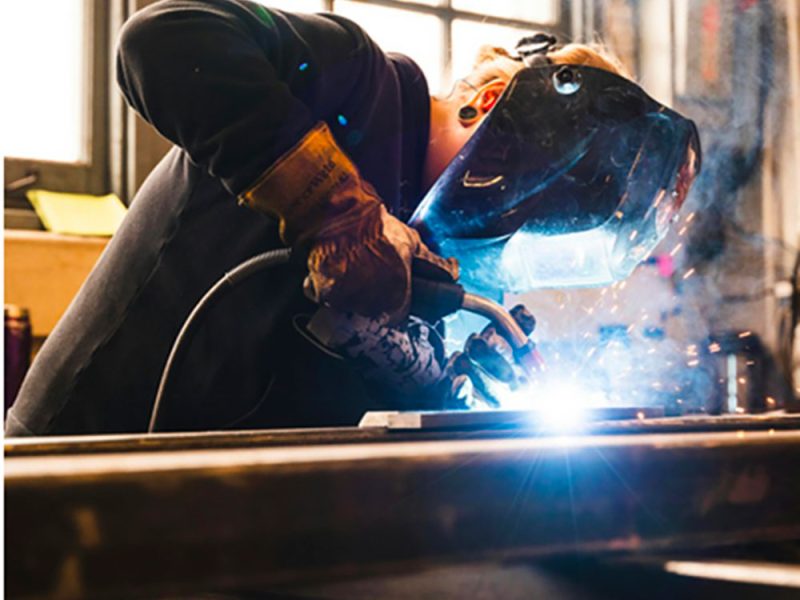 Lavoro-in-officina-metalmeccanica-1gr