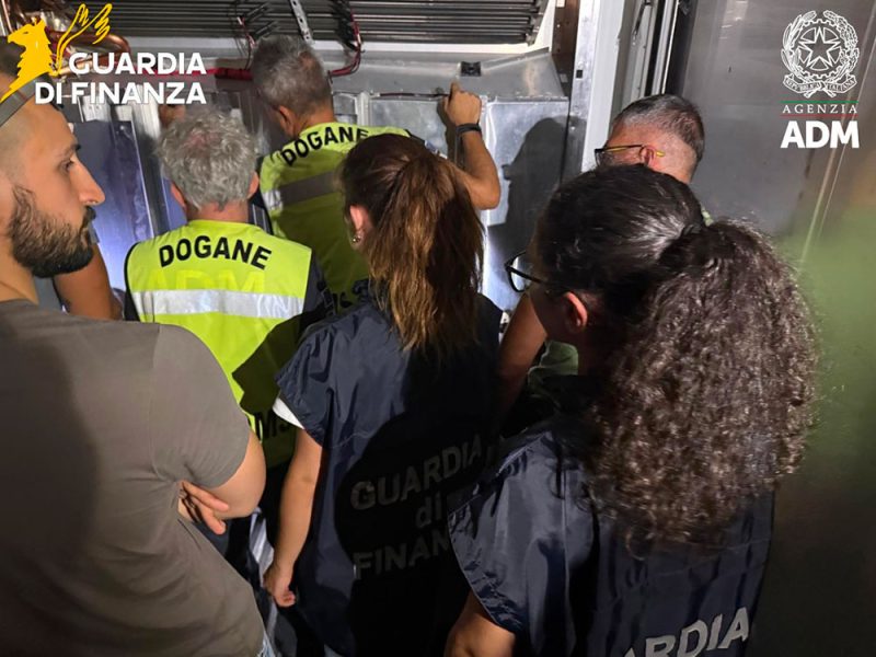 L’intervento-di-Finanza-e-Dogana-che-blocca-il-container-sospetto-proveniente-dal-Sudamerica-com1