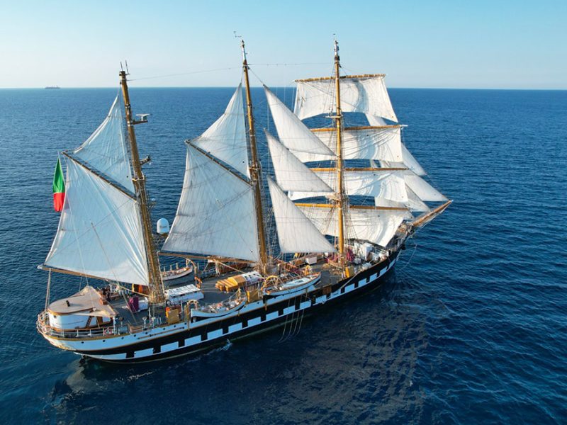 Marina-militare—nave-Palinuro-in-navigazione