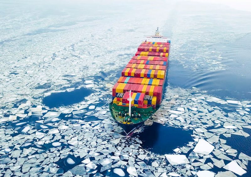 Nave-portacontainer-impegnata-fra-i-ghiacchi-sulla-rotta-artica-com1