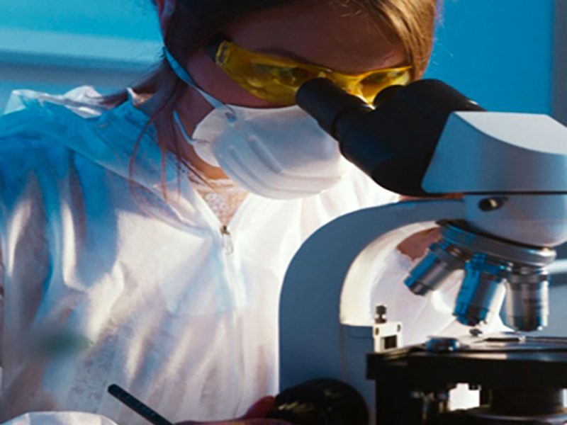 Nel-laboratorio-di-ricerca-di-una-azienda-biotech-1pe1gr