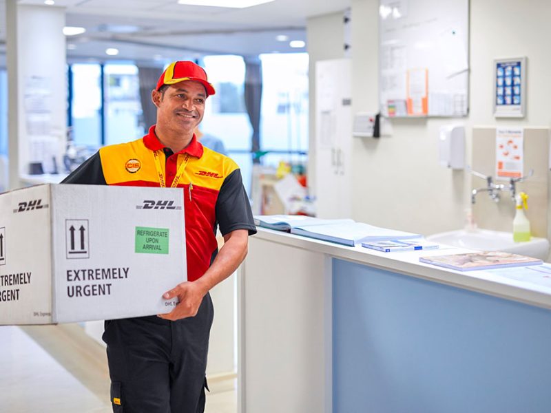 Operatore-Dhl-consegna-un-pacco-al-destinatario
