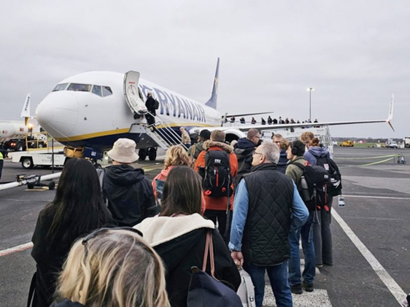 PASSEGGERI SALGONO A BORDO DI UN AEREO RYANAIR