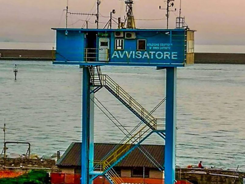 Porto-Mediceo-di-Livorno-la-torre-dell’Avvisatore-Marittimo-accanto-al-Forte-della-Bocca