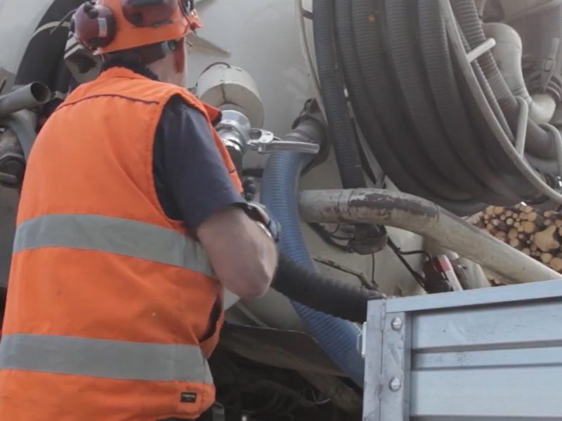 RIFIUTI IN PORTO operaio al lavoro