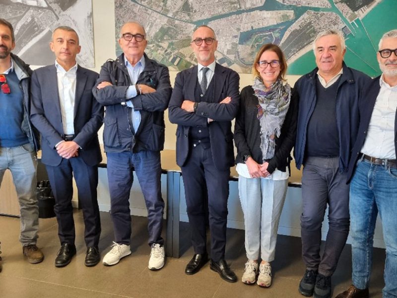 Ravenna-incontro-fra-vommissarioFrancescoBenevolo-e-Cuar-autotrasporto-comsit