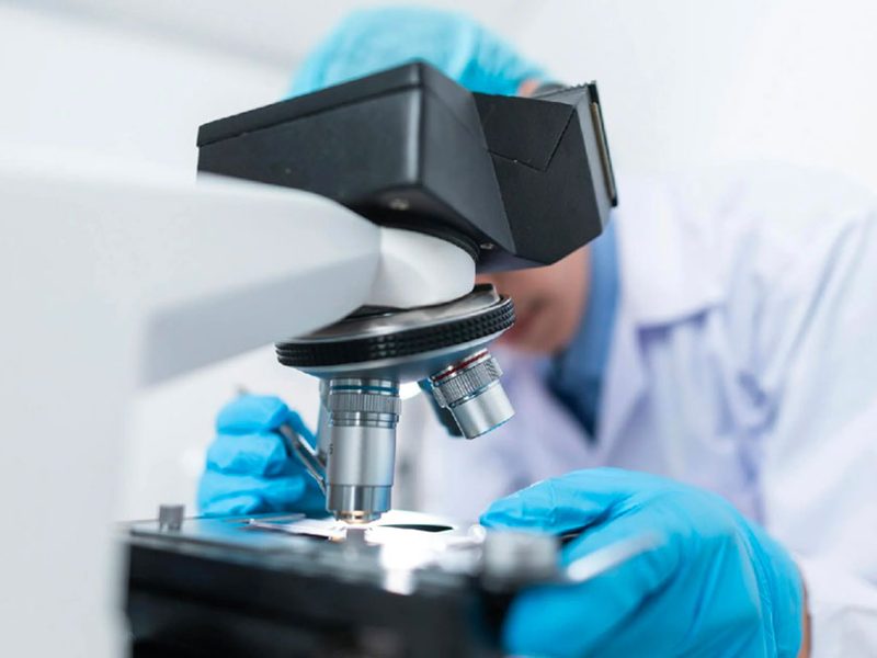 SCIENZIATO-MICROSCOPIO-GRA