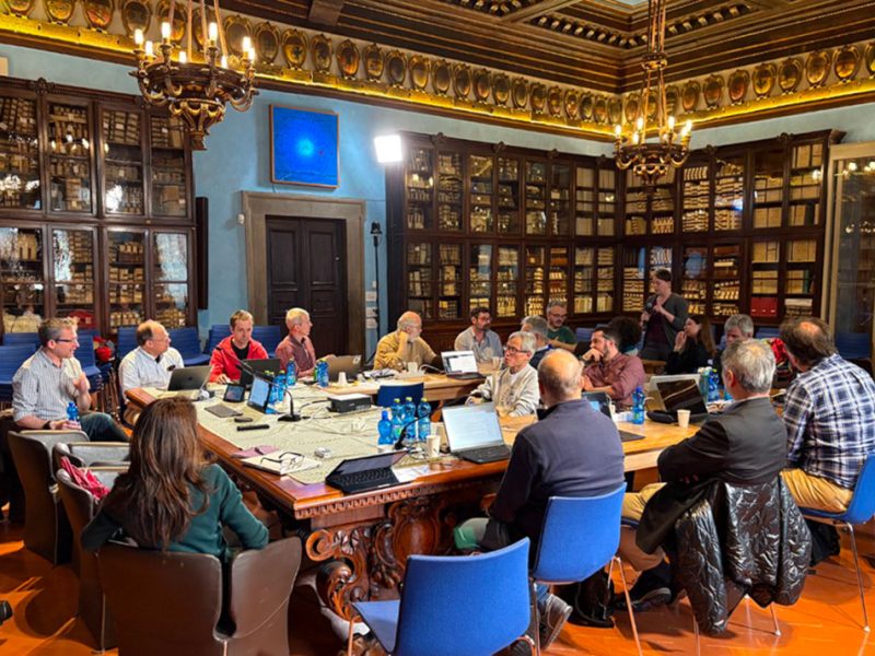 SCUOLA NORMALE riunione di scienziati-nella-sala-azzurra-del-Palazzo-della-Caraovana-a-Pisa-sit1com1