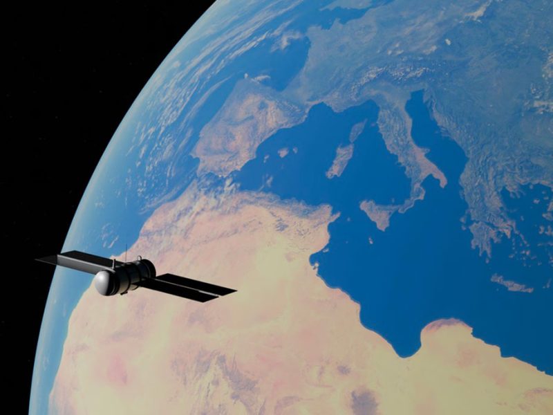 Satellite-in-orbita-nel-cosmo,-sullo-sfondo-l’Italia-e-il-Mediterraneo-1gr1pe