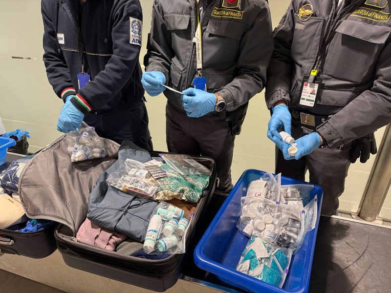 Sequestro-medicinali-aeroporto-Firenze-da-parte-di-Dogane-e-Finanza-com2