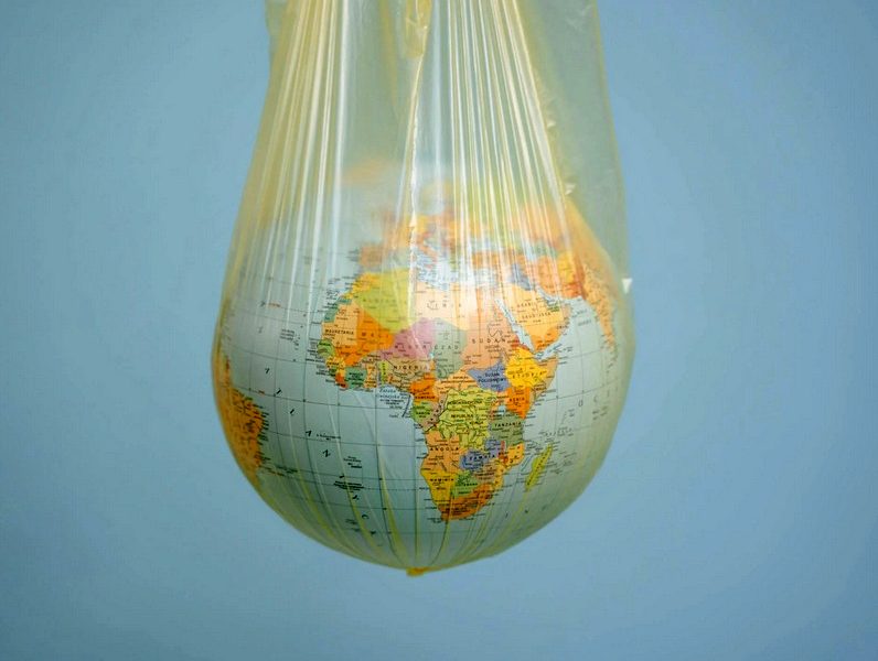 TERRA-SACCHETTO-PLASTICA-INQUINAMENTO-GR