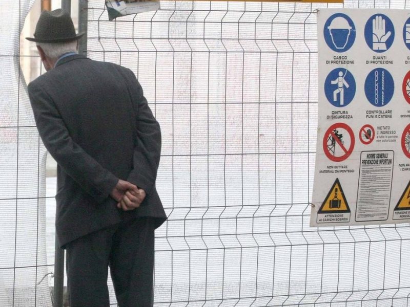 UMARELL GUARDA CANTIERE IRONIA POLITICI