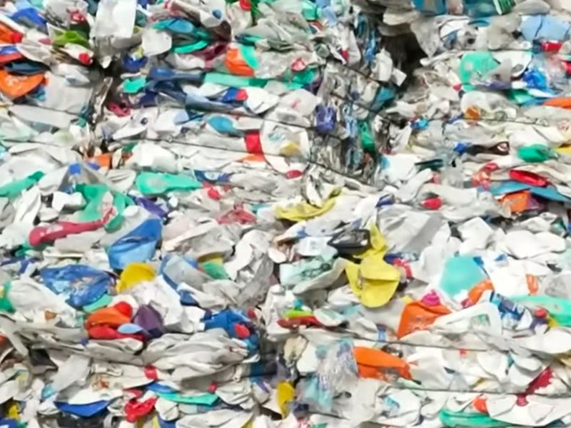Un-cumulo-di-rifiuti-di-plastica-in-un-centro-di-raccolta-y1